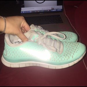 Size 8 Tiffany Blue Nike Frees